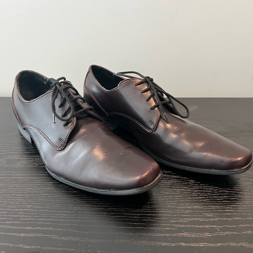 Calvin Klein Oxford Leather Dress Shoes. Brown or Dark Maroon Color.